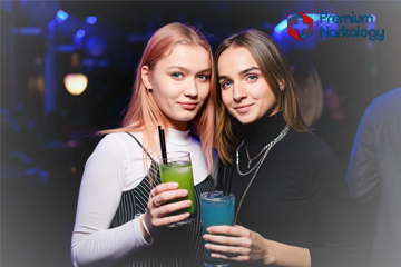 Две девушки сидят за барной стойкой